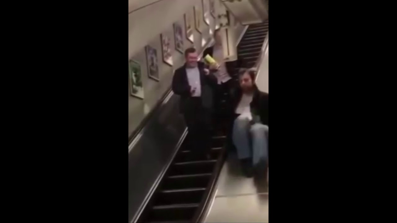 Парень на эскалаторе в метро просунул скрытую камеру тёлке под пальто