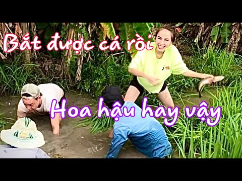 HOA HẬU SIÊU LẦY , cột quần bằng dây chuối để lội mương , bắt được 1 con cá lóc ngáp ngáp