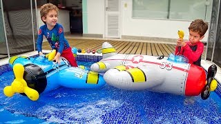 CRIANÇAS BRINCANDO de AVIÕES na PISCINA e Brinquedos da Patrulha Canina - Paulinho e Toquinho