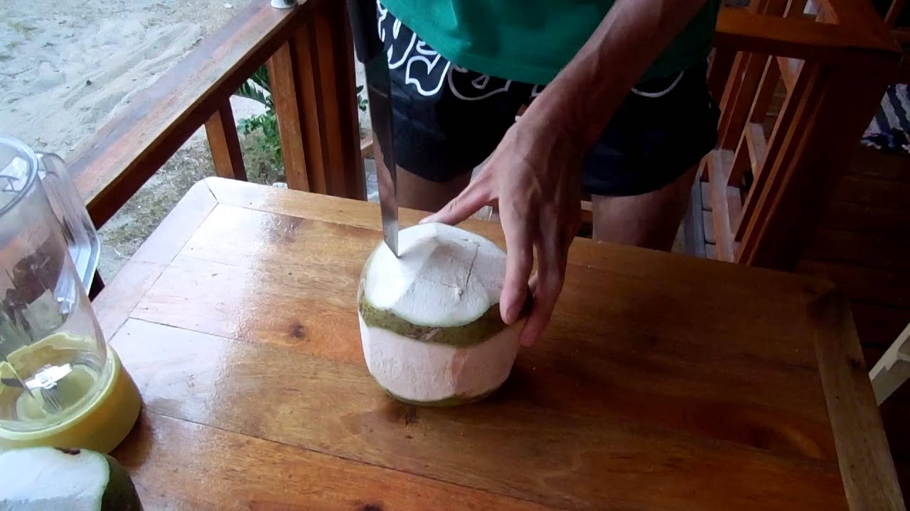 Сводная сестра показывает как открыть кокос в ноябре