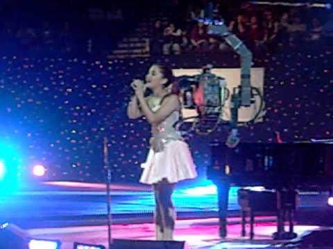 Ariana Grande In Moline IL 10 29 11 Plus Footage Of Her Looking Into My