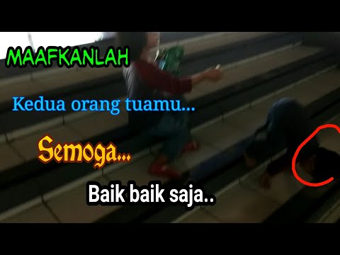 Anak Lucu  Bermain sambil di stasiun kereta api