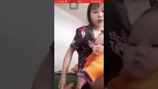 Bigo Gái Xinh Cho Con Bú Để Lộ Ti Màu Hồng.