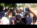 مدير مدرسة الحسين ابو شادي يحمل على الاكتاف