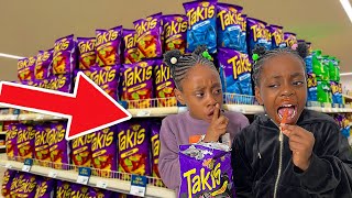 Des Jumeaux Sournitures Mangent Des Takis De Grandes Sœurs