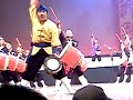 宮沢和史と琉球國祭り太鼓は島唄を歌う