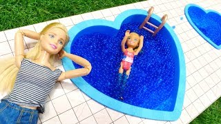 Barbie ailesi.  Chelsea havuz sezonunu açıyor