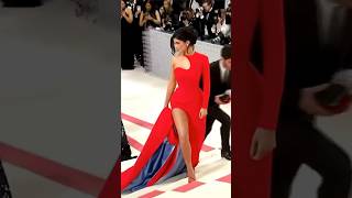 Kylie Jenners Red-Hot Look