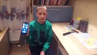 Niño Rompe Su Selular Con Un Martillo