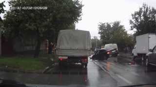 Видео Жесть. ДТП. Яма в Ростове-на-Дону, ул. Немировича-Данченко. от Александр Мэл, улица Немировича-Данченко, Ростов-на-Дону, Россия