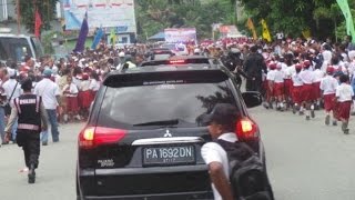 Tiba di Papua, Mobil Jokowi Dikejar-kejar Murid SD, Jokowi Terharu Lalu Turun dari Mobil