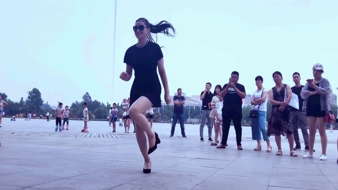 Возбуждённая азиатка перед камерой показала эротический танец если смотреть то возбуждения не избежать