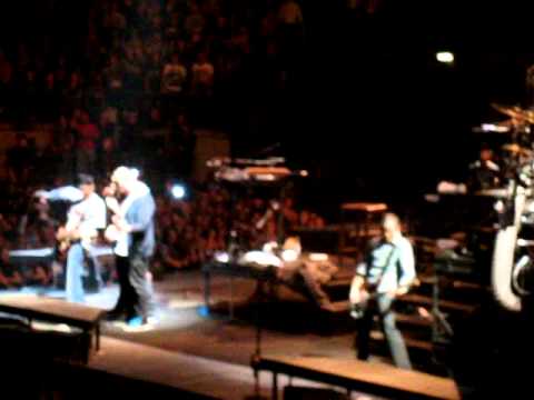 Faint - Linkin Park live at the O2 11/11/2010 (fans playing the guitar)