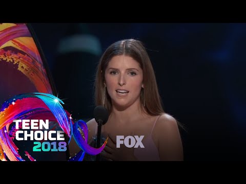 Anna Kendrick Wins The Choice Comedy Actress | TEEN CHOICE
