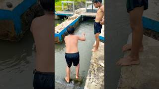 Mandi Di Sungai