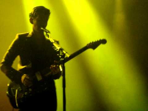 Песня arctic monkeys old yellow bricks скачать