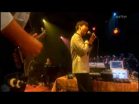 Jamie Lidell performing Green Light with Gonzales piano in May 2008