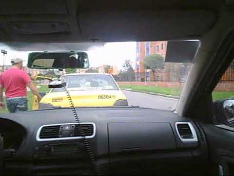 Taxista bogotano en contravía y amenazante!