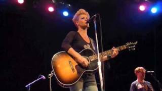 Watch Shelby Lynne 10 Rocks video