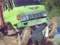 image Lucu Ketika Ban Mobil Truk Terlepas Koplak