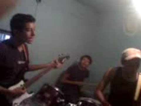 2 ROCKEROS Y MEDIO TOCANDO amor rockero. 2 ROCKEROS Y MEDIO TOCANDO