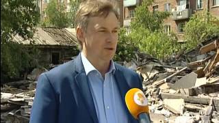 Видео Двор на правобережье Красноярска превратили в свалку строительного мусора от 7 канал Красноярск, улица 60 лет Октября, Красноярск, Россия