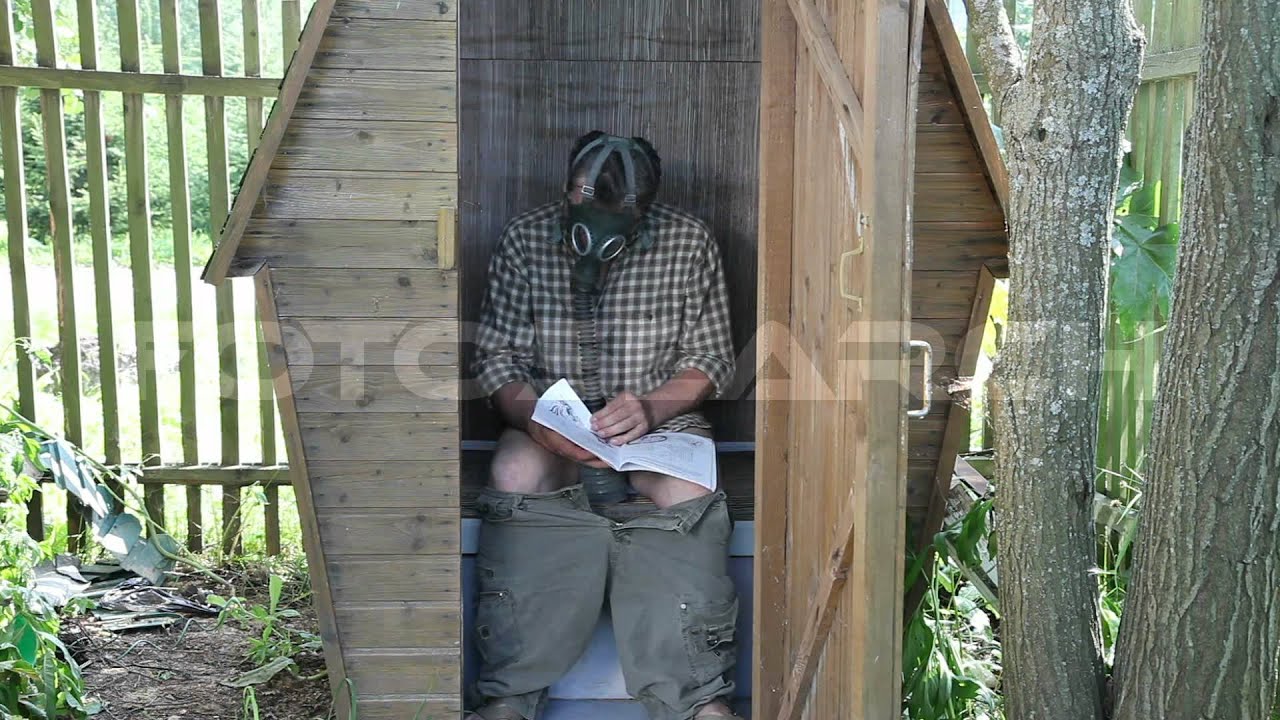 Взрослая баба писает в деревянном туалете пляжа