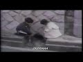 طفل يساعد اخته الصغيرة لكي ﻻ تسقط