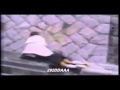 طفل يساعد اخته الصغيرة لكي ﻻ تسقط