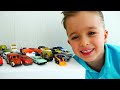 Vlad und Niki spielen mit Spielzeugautos und bauen Matchbox City
