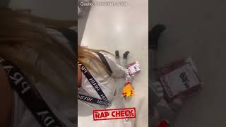 Schwesta Ewa Schleift Ihre Tochter Durch Den Supermarkt