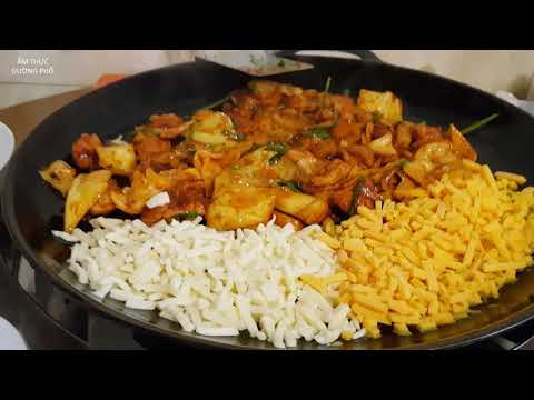 Ẩm thực đường phố Seoul Hàn Quốc - Sườn gà cay xào phô mai | Korean street food