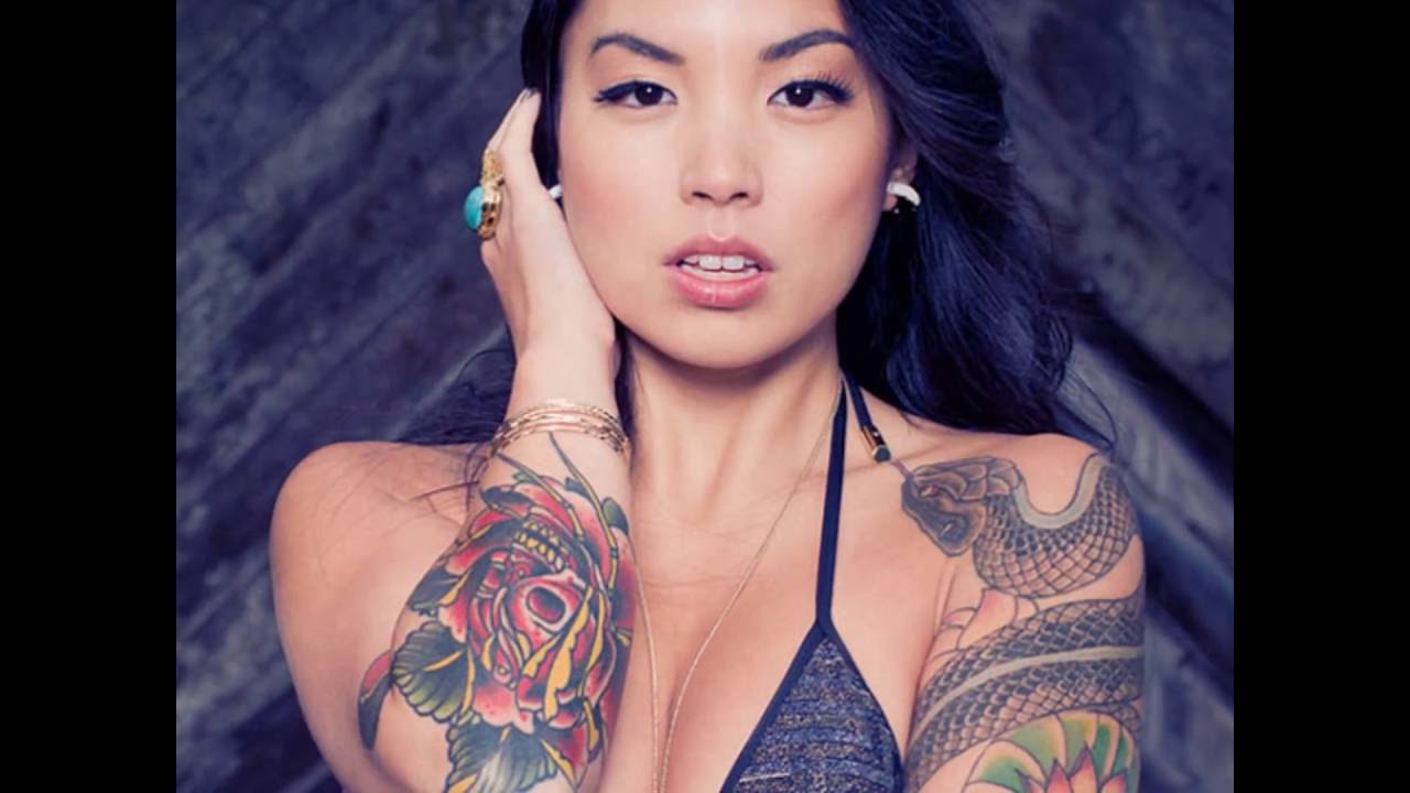 Татуированная азиатка дала красавчику в попку