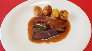 Stinco di vitello su fondo bruno