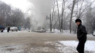 Видео Горит машина на ул Карбышева (часть 1) от SibMenTV, улица Генерала Карбышева, Волжский, Россия