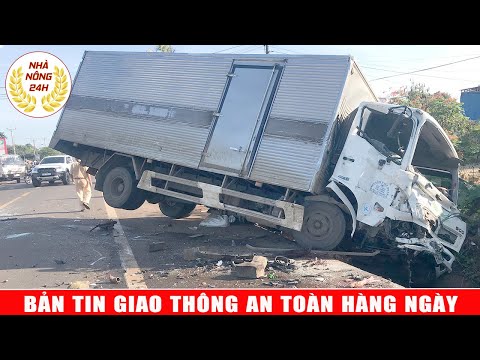 Bản tin giao thông an toàn 1/3/2021 | Cô gái vừa chở bạn vừa làm xiếc trên xe máy