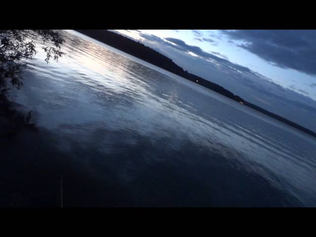 Вечерняя прогулка по местному озеру.