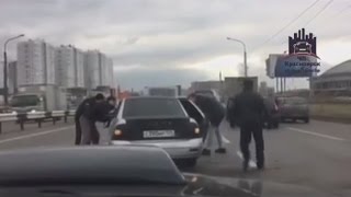 Видео Драка на проезжей части на улице 9 Мая. Красноярск от Телекомпания ТВК, улица 9 мая, Красноярск, Россия