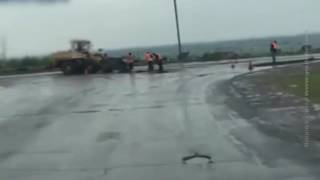 Видео Жители Цимлянска сняли на камеру укладку асфальта в лужи от ГТРК Дон-ТР, Цимлянская улица, Ростов-на-Дону, Россия