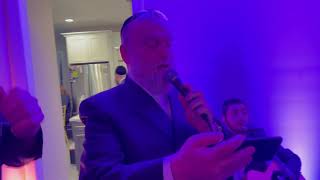 Michoel schnitzler sings simen tov|מיכאל שניצלער~סימן טוב