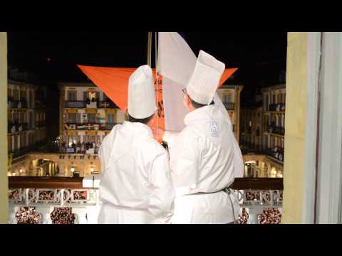 Juan Karlos Izagirre alkatea eta Pedro Subijana bandera jaisten