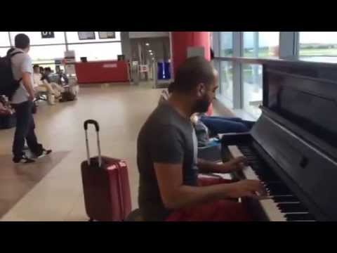 معن حماده - عزف بيانو في مطار براغ