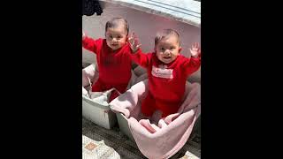 İki̇zleri̇n Ziplama Parti̇si̇ Başladi
