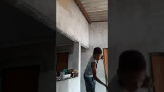 Menino Pinto Fazendo De Tudo