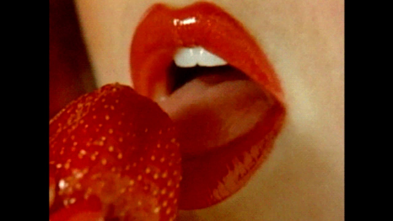 Рыжая блядь сексуально ест арбуз и играется с пухлой киской