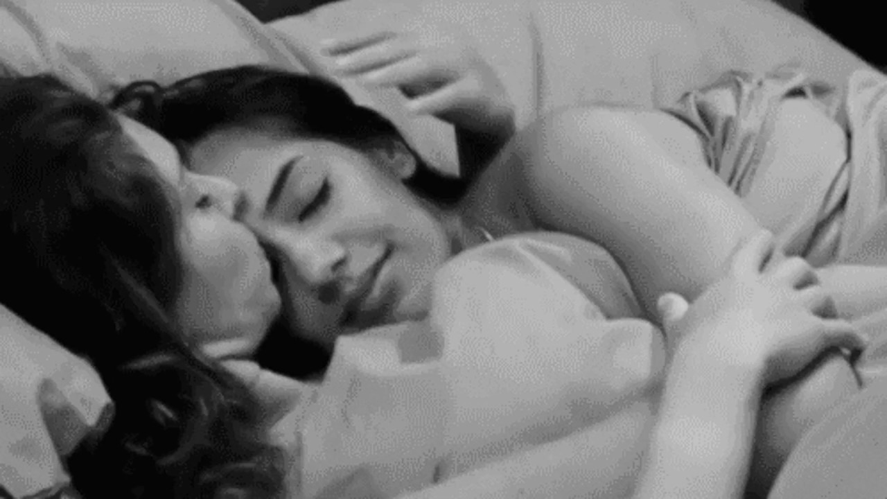 Лесбиянки занимались красивым сексом и перешли к фистингу в постели