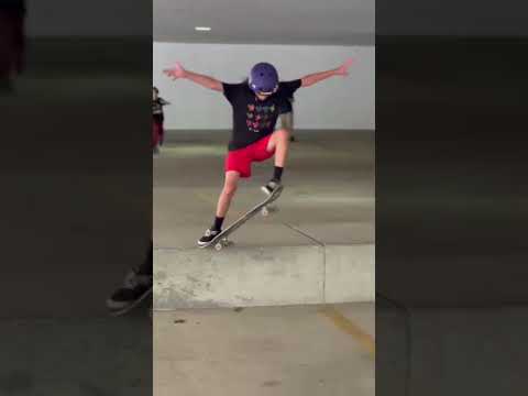 Chloe ollie up & frontside 180 down 🔥