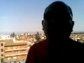 donne nude che prendono il sole nel balcone di casa in un condominio
