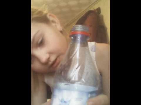 Клёвая крошка суёт бутылку в вагину