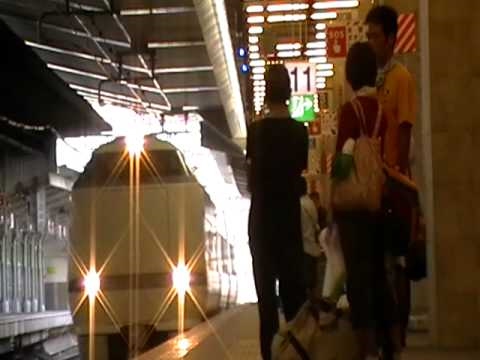 特急サンダーバード5号金沢・和倉温泉行き大阪駅到着